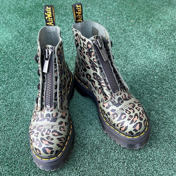 NWT Dr. Martens Sinclair Platform Boot Leopard Print Khaki Green 6 - Picture 2 of 14